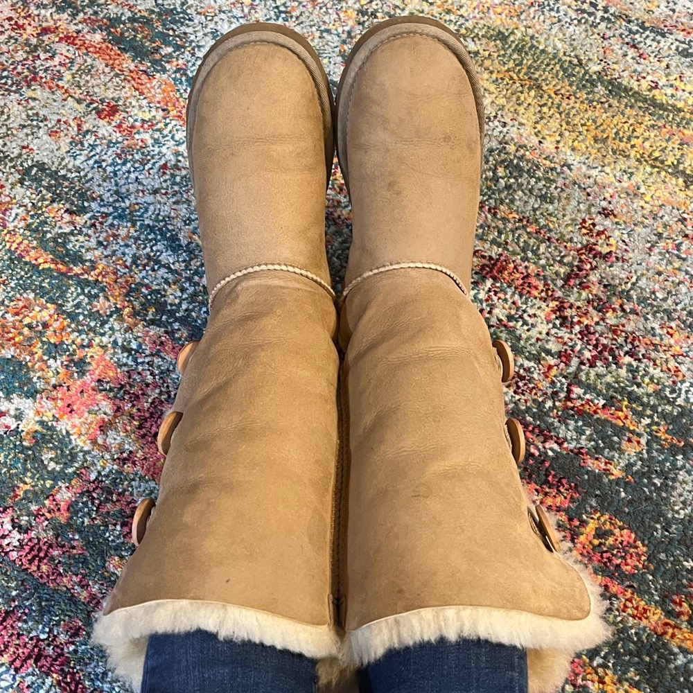 Women’s UGG Bailey Button 3 in Chestnut 7 - Picture 4 of 15